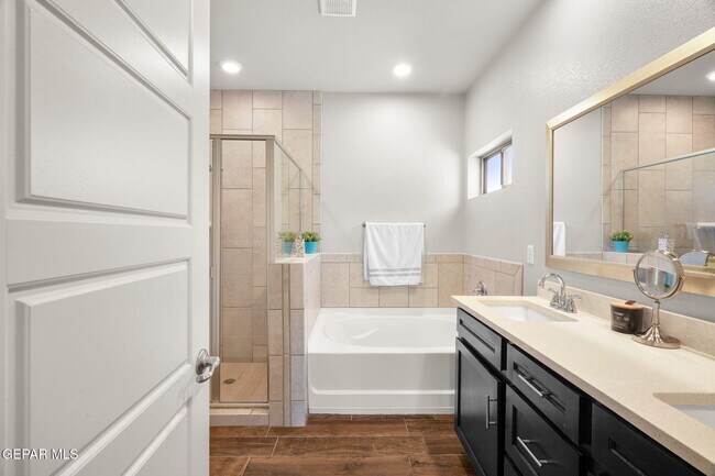 Building Photo - 14820 Mike a Mendoza Ave