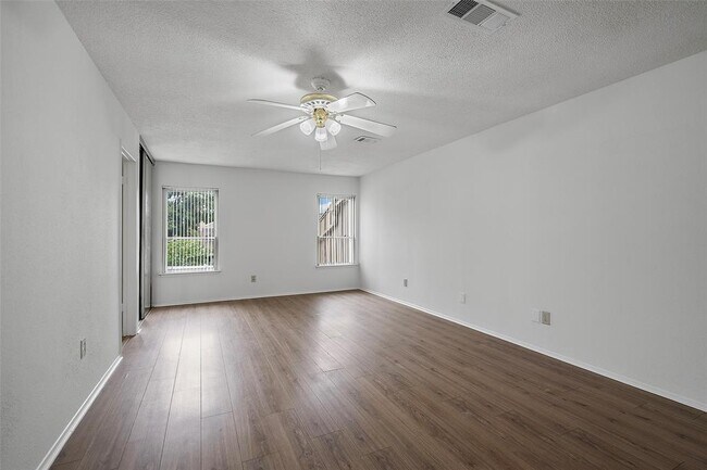Building Photo - 2387 Crescent Park Dr