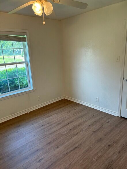 Building Photo - 317 W McLain Dr