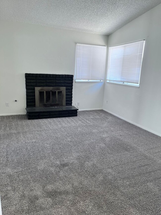 Building Photo - North Redlands Home with NEW Paint & Carpet