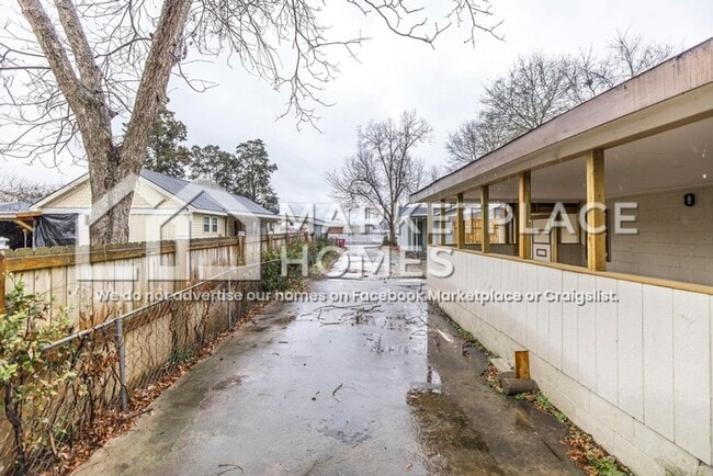 Building Photo - 955 Putnam St