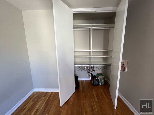 Building Photo - Top Floor 2BR 1BA w/ Bonus Nook, Five Cali...