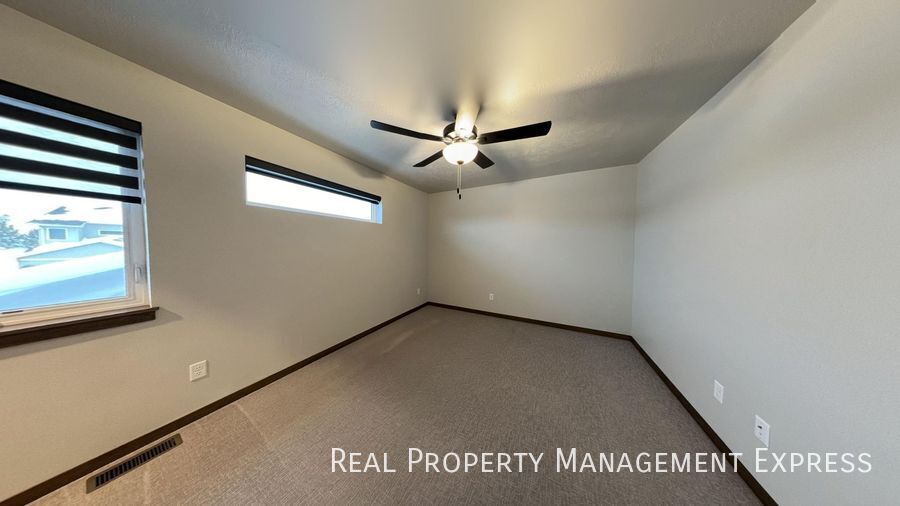 Building Photo - Modern Luxury: 3BR Townhome with Stylish F...