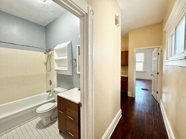 Building Photo - 4 Bed/2 bath UC Rental On Victor + Parking...