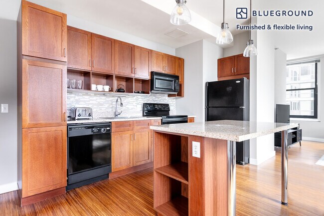 Building Photo - 63 E Lake St