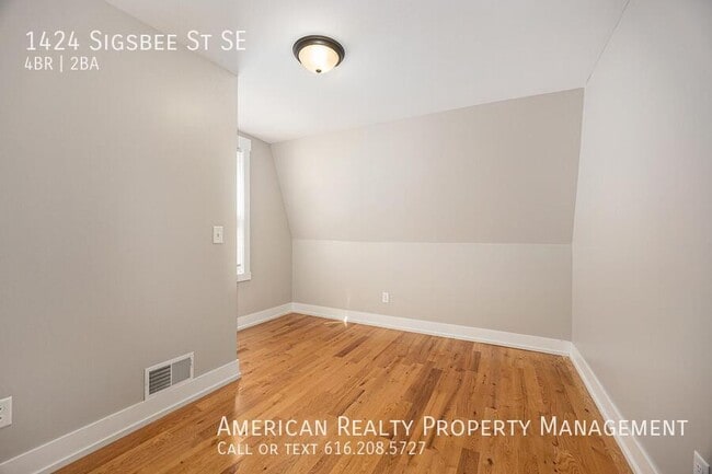 Building Photo - 1424 Sigsbee St SE