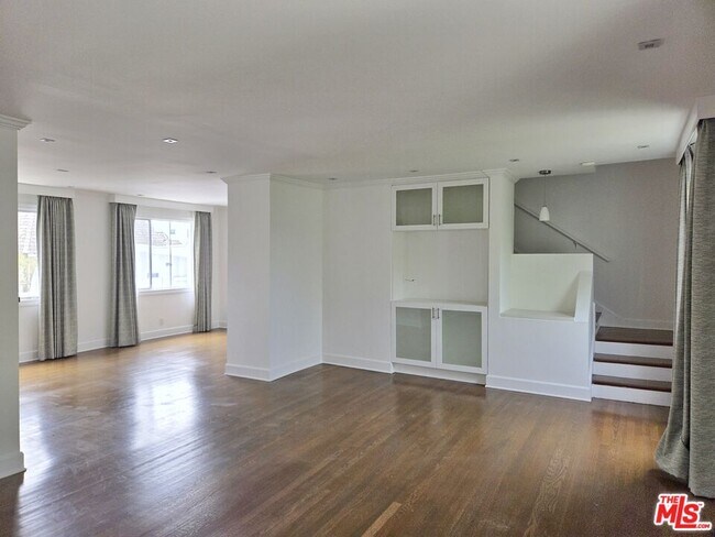 Building Photo - 130 San Vicente Blvd