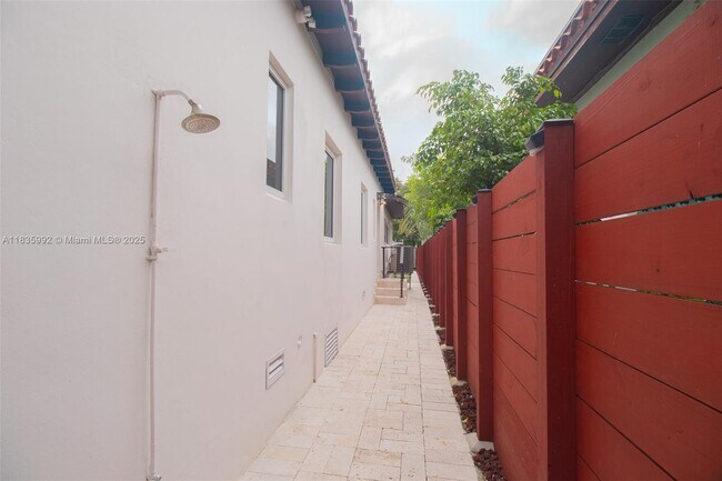 Building Photo - 3722 Royal Palm Ave