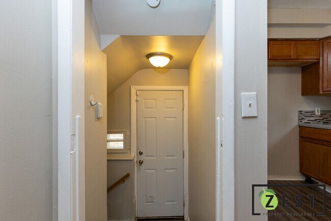 Building Photo - - BEAUTIFUL 3-BEDROOM 1 BATHROOM  April 11th 2-2:30 pm!