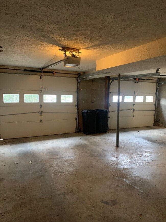 Building Photo - Charming Five-Bedroom Retreat with Finished Basement and Modern Amenities!
