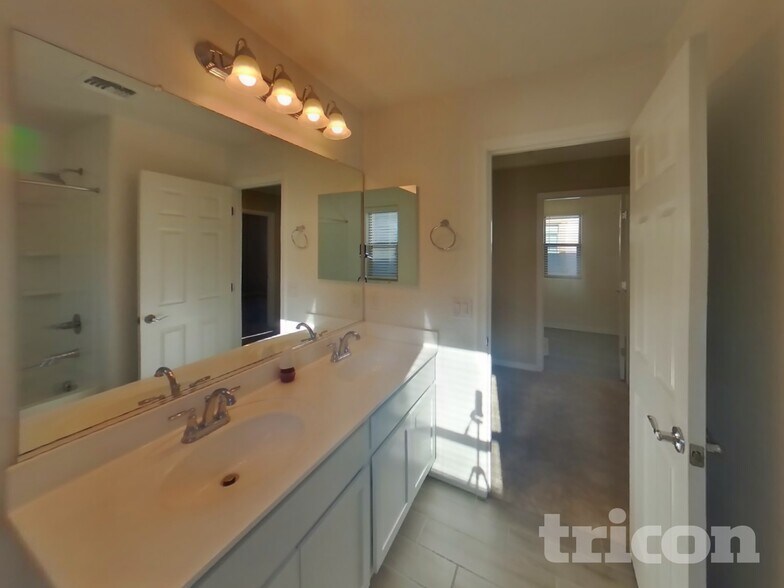 Building Photo - 5830 W Wood St