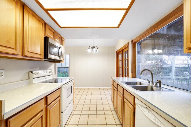 Building Photo - ***MOVE-IN SPECIAL: TWO WEEKS FREE***Single-Story Retreat with Versatile Spaces in Established Ne...