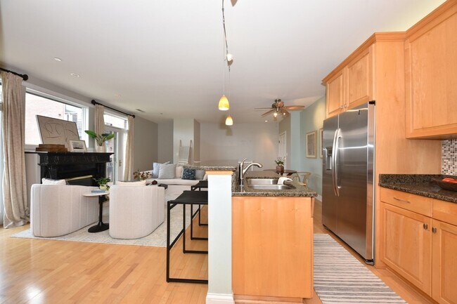 Building Photo - 1515 N Van Buren St