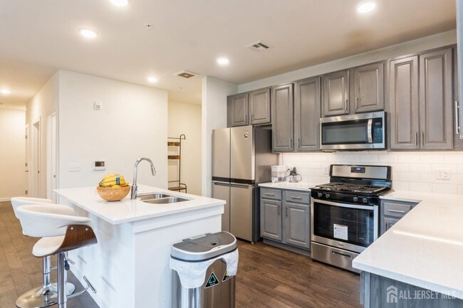 Building Photo - 727 Lorhan Dr