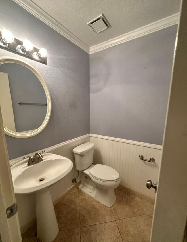 Building Photo - 3 BD/2.5 BA AVAILABLE IN GATED COMMUNITY I...