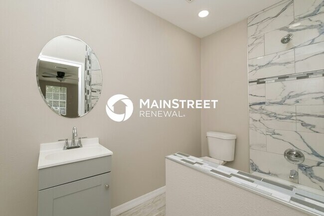 Building Photo - 4 Bedroom Pet-Friendly Home in Tampa, FL with Main Street Renewal
