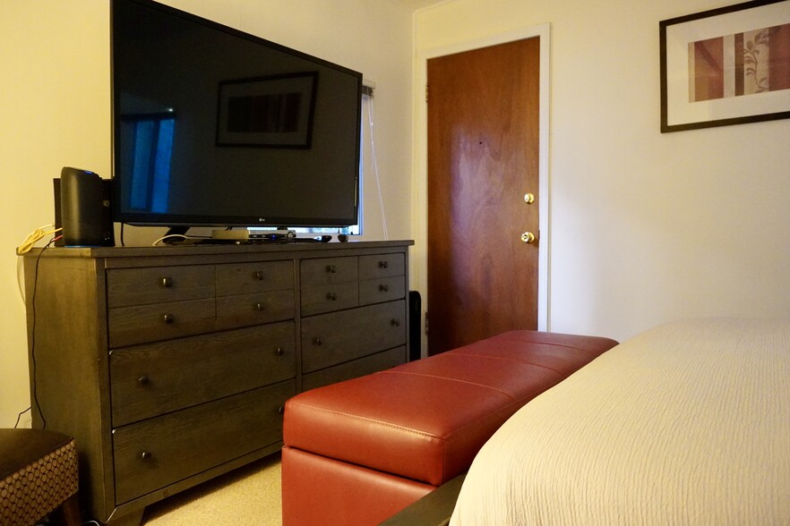 Building Photo - 1220 S Woods Ave