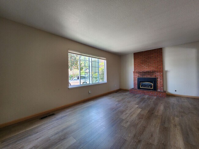 Building Photo - Lovely Bennett Valley Home in a Cul-De-Sac