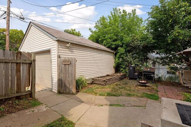 Building Photo - "Charming 3-Bedroom Retreat with 1200 Sq Ft of Comfort in Harrison Neighborhood in Minneapolis!"