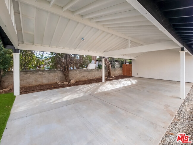 Building Photo - 94 S Vinedo Ave