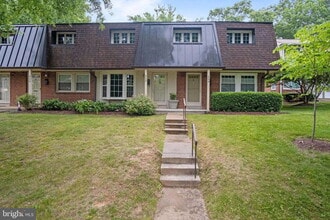 Building Photo - Beautifully Renovated 2-Level Townhome in the Heart of Falls Church City