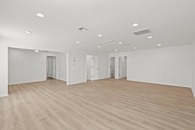 Building Photo - 1132 18th Ave N