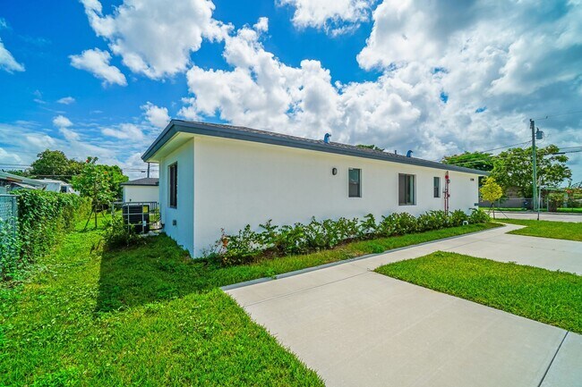 Building Photo - Goulds 4 Bed Triplex