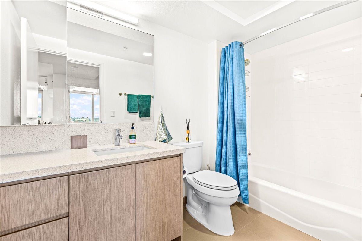 Guest Bathroom - 1631 Kapiolani Blvd