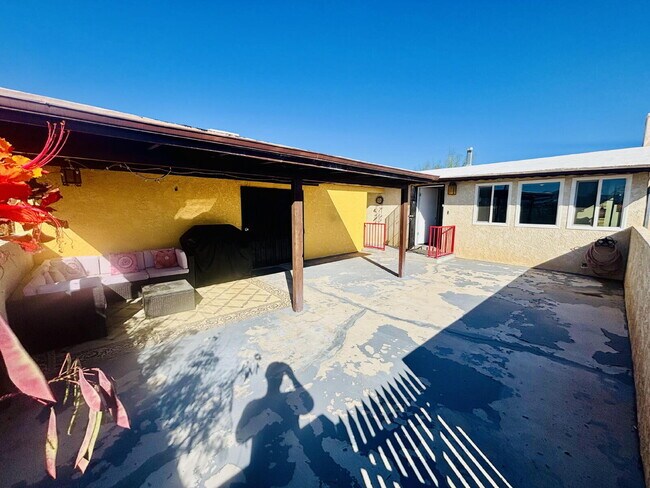 Building Photo - 4 bedrooms, 2 kitchens, 2.5 bathrooms, lau...