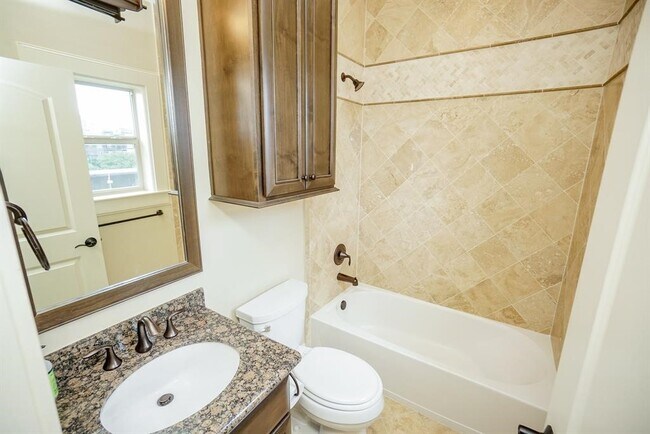 Building Photo - 1108 Peveto St