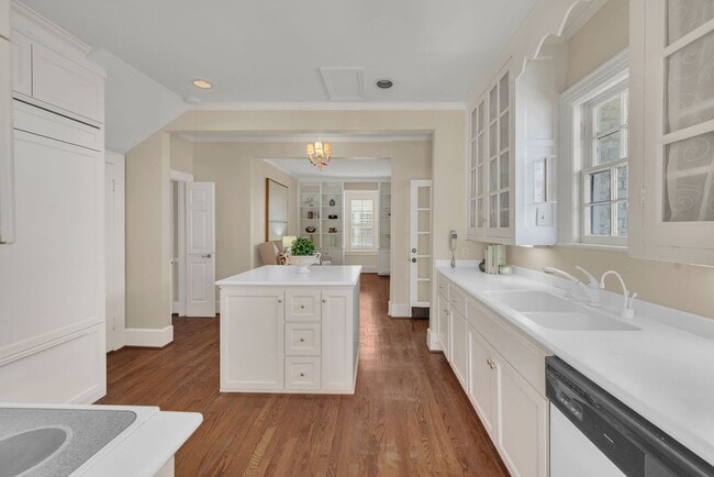 Building Photo - Luxury unfurnished 4BR/4.5BA Tudor in Belle Meade Links.