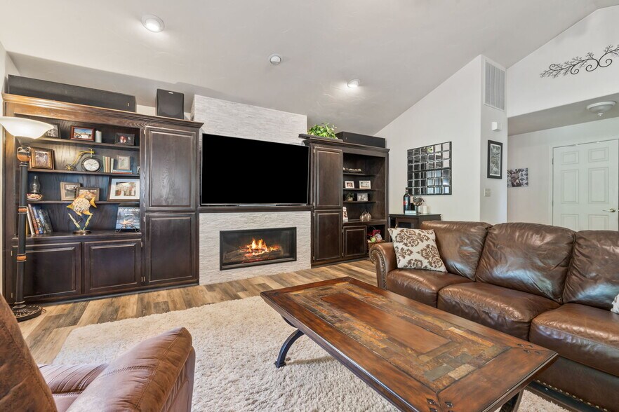 Gas fireplace and built-in-bookshelves - 2971 Mumbarto Ave