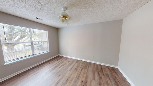 Building Photo - Charming one-story 1st level end unit condo