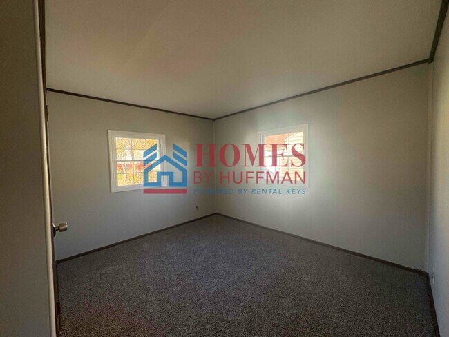 Building Photo - Three Bedroom House | Off Street Parking