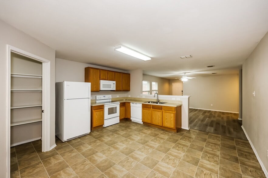 Building Photo - 1304 Castle Ridge Rd