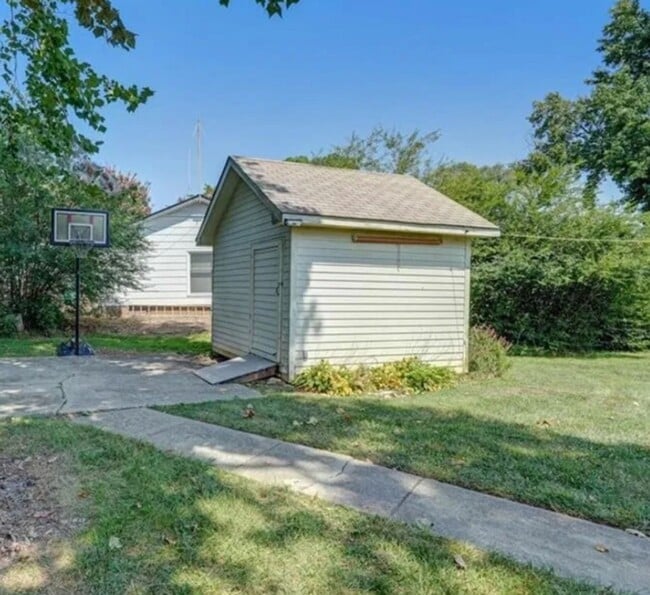 Building Photo - The Best of Both Worlds: Secluded Feel wit...