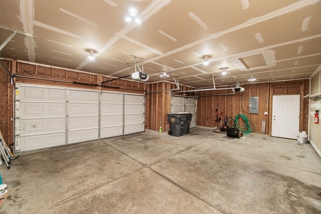 Building Photo - 3 Bedroom / 2 Bathroom Home for Rent in Va...
