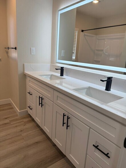 Building Photo - 340 E Shamrock St