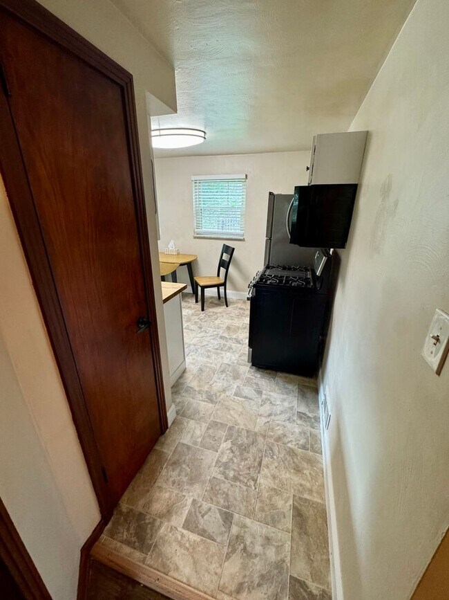 Building Photo - Charming 2-Bed 1-Bath Home in Avalon!