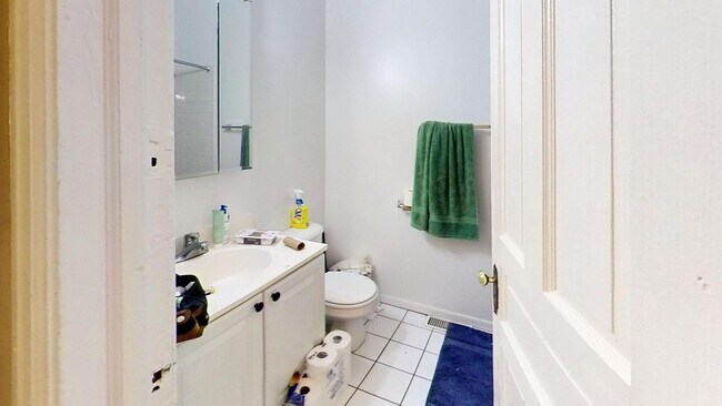 Building Photo - Duplexed Lakeview Three Bedroom Two Bath