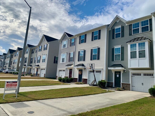 Building Photo - Amazing 3 Bedroom Townhome in North East R...