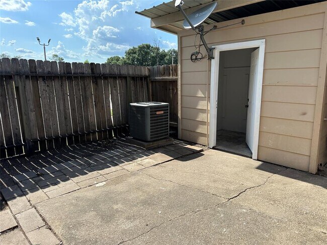 Building Photo - 12889 High Star Dr