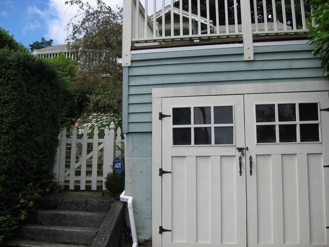 Building Photo - 3bd/2ba House in Leschi