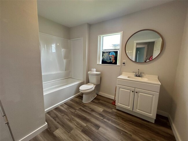 Building Photo - 400 Symes St