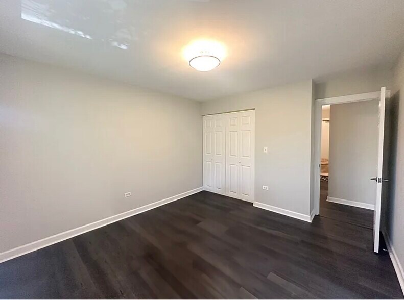 Building Photo - 900 W Fullerton Ave