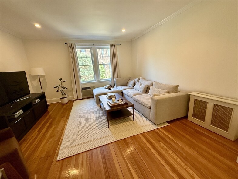 Building Photo - 324 Tappan St