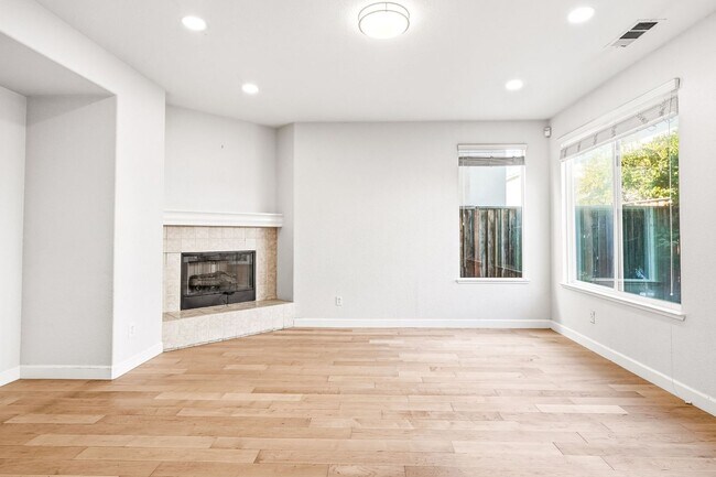 Building Photo - Beautiful single 4 Bed, 2.5 Bath Family Home in Quiet Neighborhood!