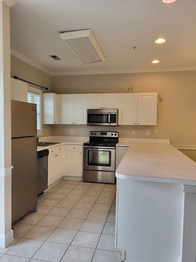 Building Photo - 2 bedroom condo in University