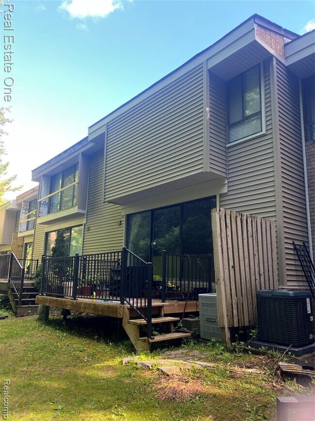 Building Photo - 1403 Oakbrook E Dr