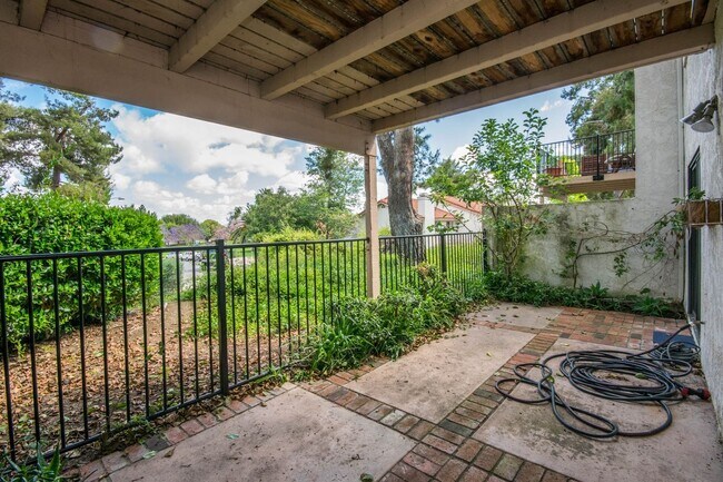 Building Photo - 3 Bedroom La Costa Home!